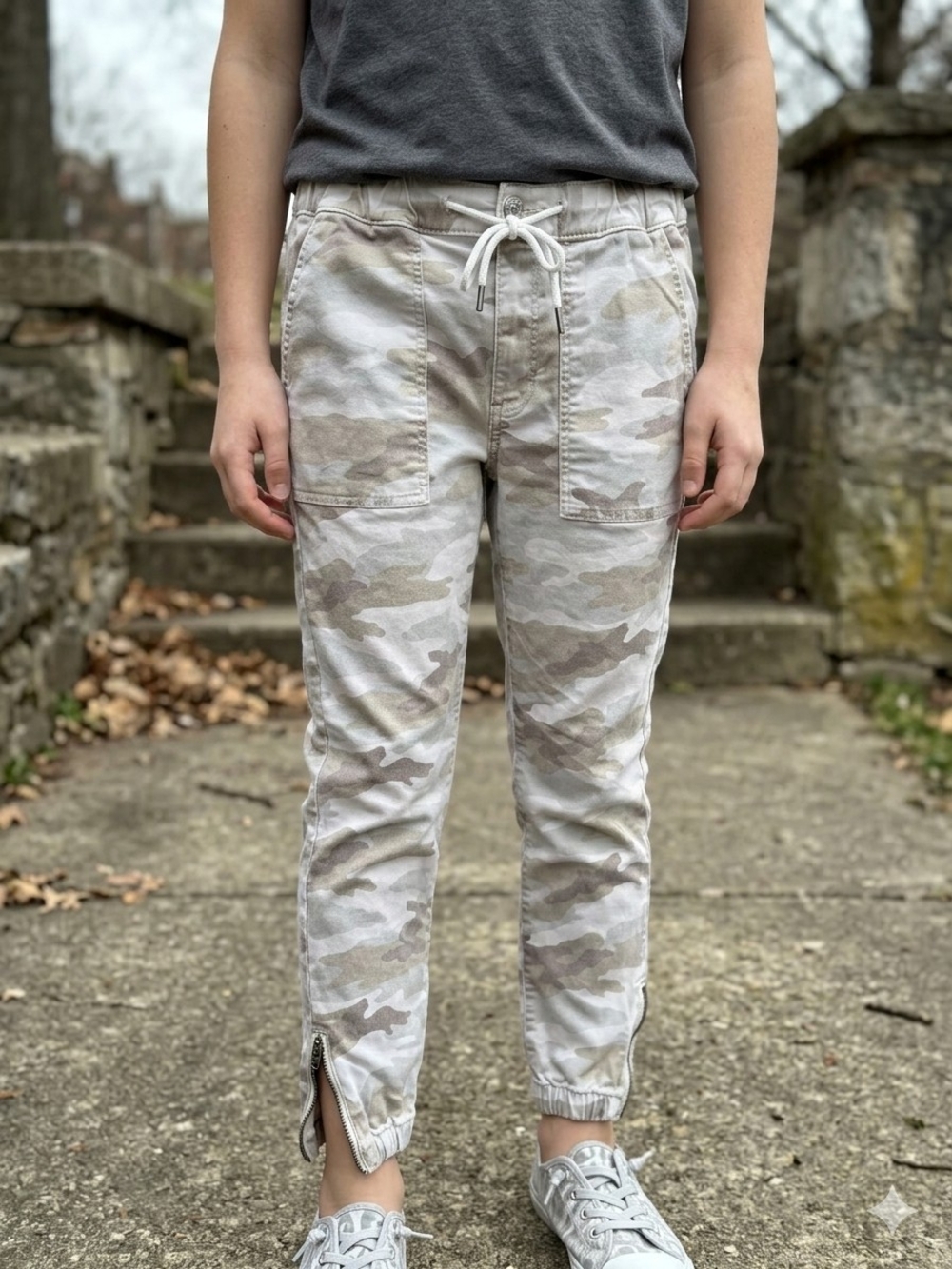 American Eagle Camo Joggers Size 6 Khaki Neutral Camouflage Ankle Zip Pants